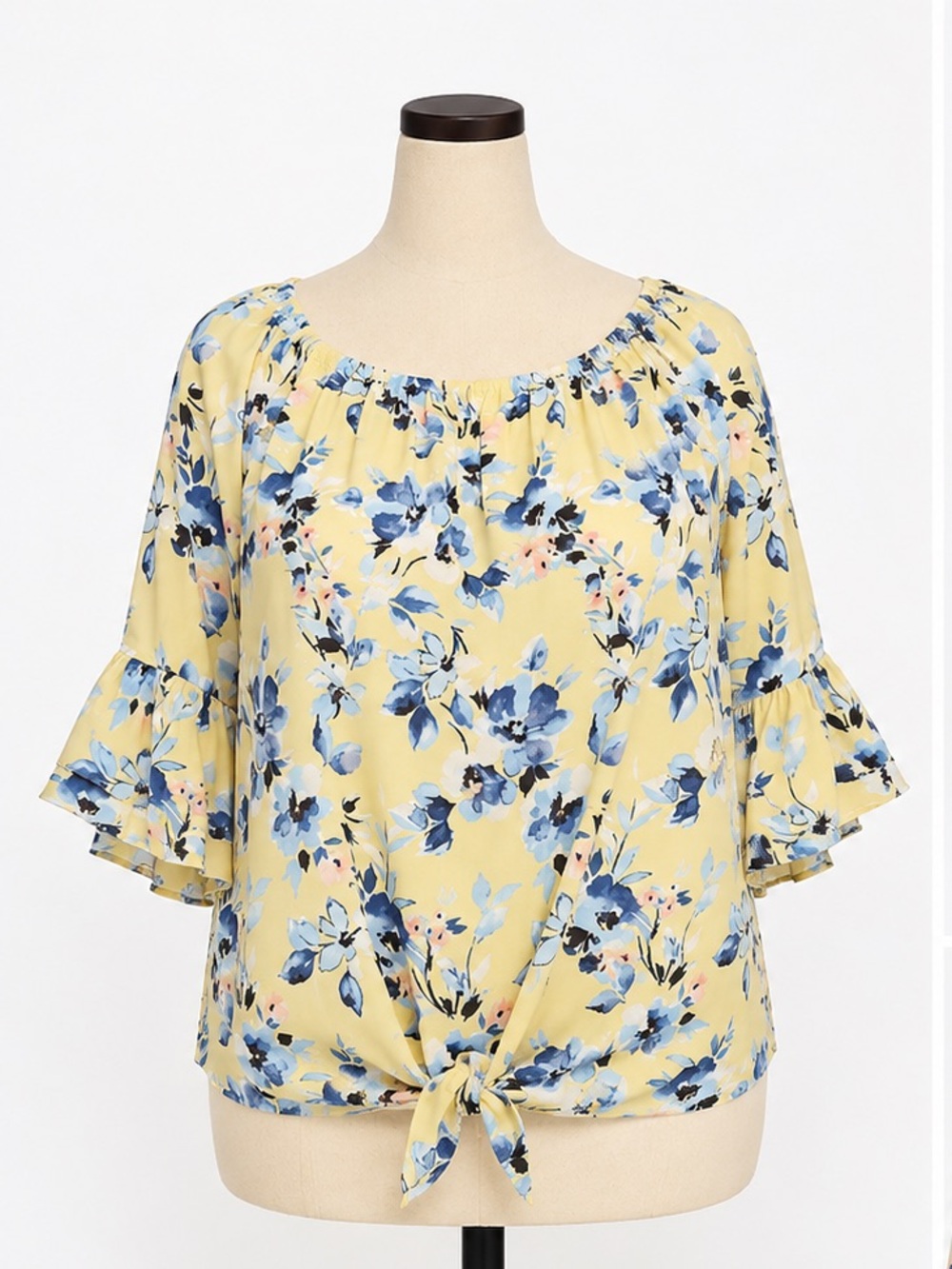 🌼 Lightweight AB Studio floral blouse in a soft yellow + blue print 🌼
